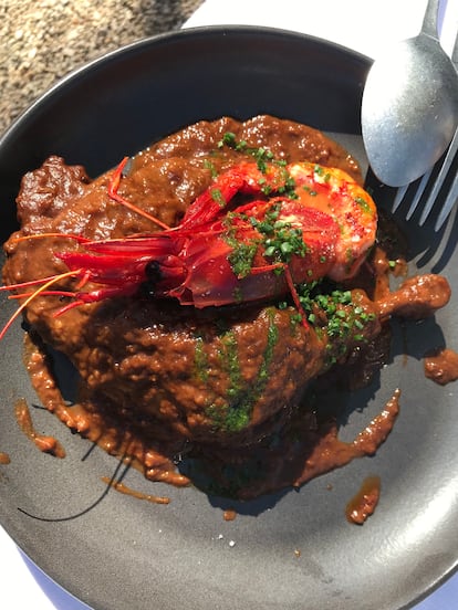 Pollo de corral con el carabinero en Villa Verbena.