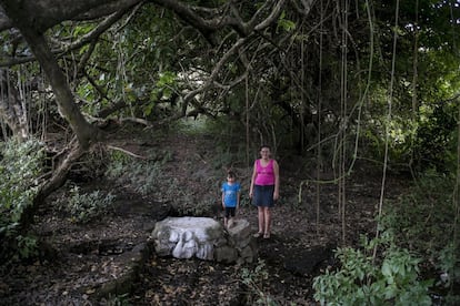 Raquel vive en El Bonete (Nejapa, El Salvador) y no tiene agua potable en su casa. Para conseguirla se desplaza todos los días hasta fuentes y pozos contaminados por la embotelladora de Coca-Cola. 
La ampliación de esta planta y la consecuente extracción de más agua del acuífero empeoraría su ya deteriorada situación. Evitarlo impulsó su lucha. 



