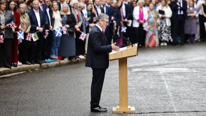 London (United Kingdom), 05/07/2024.- Britain's new Prime Minister Keir Starmer delivers his first speech outside 10 Downing Street in London, Britain, 05 July 2024. Labour party leader Keir Starmer became the country's new prime minister on 05 July, after his party won a landslide victory in the general election. (Elecciones, deslizamiento de tierras, Reino Unido, Londres) EFE/EPA/TOLGA AKMEN
