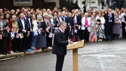London (United Kingdom), 05/07/2024.- Britain's new Prime Minister Keir Starmer delivers his first speech outside 10 Downing Street in London, Britain, 05 July 2024. Labour party leader Keir Starmer became the country's new prime minister on 05 July, after his party won a landslide victory in the general election. (Elecciones, deslizamiento de tierras, Reino Unido, Londres) EFE/EPA/TOLGA AKMEN