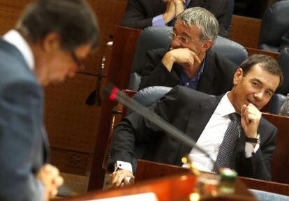 Gómez, Gordo y De Velasco (de abajo a arriba) escuchan a González en el pasado debate del estado de la región.