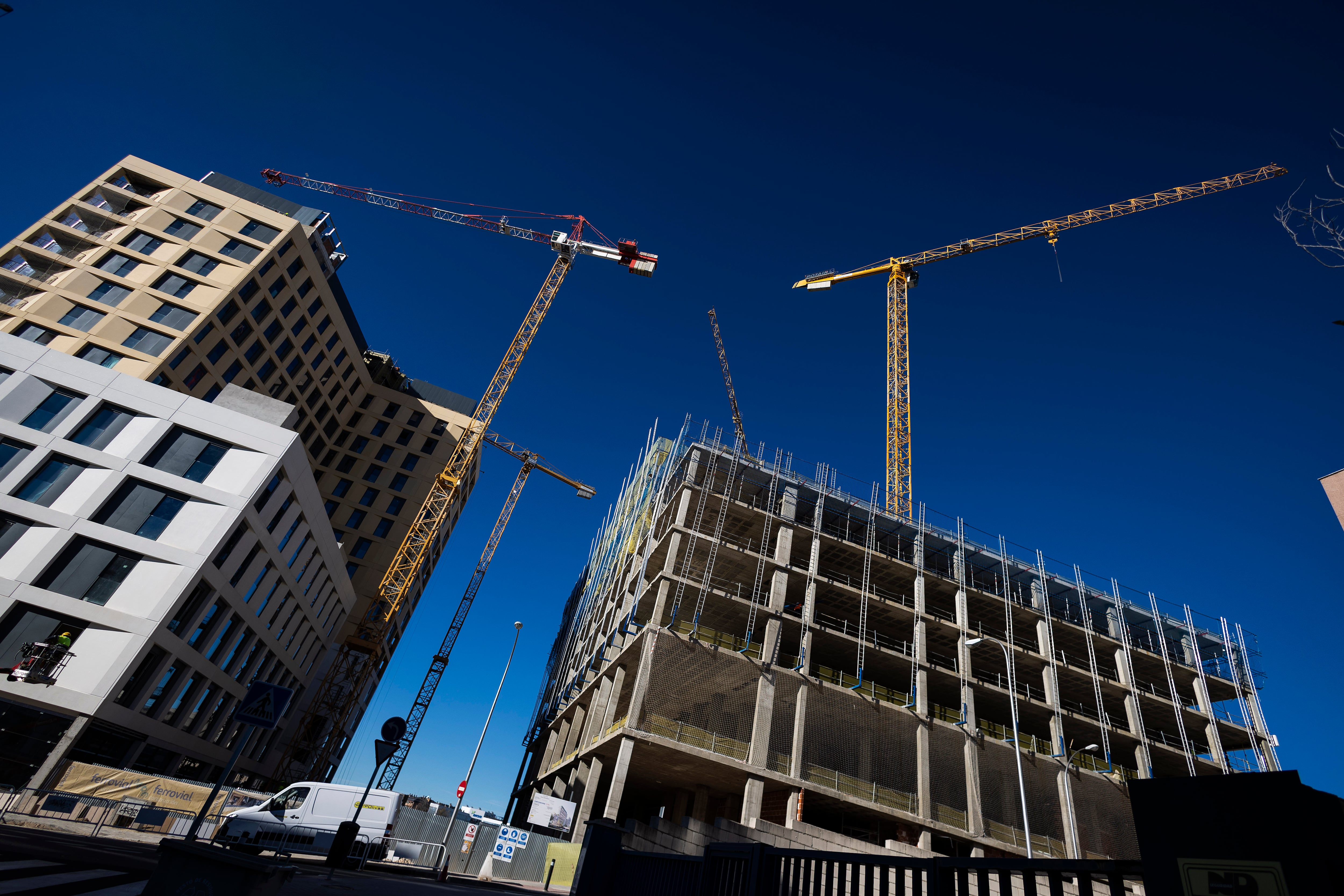Grúas y varios edificios en construcción en Madrid. 