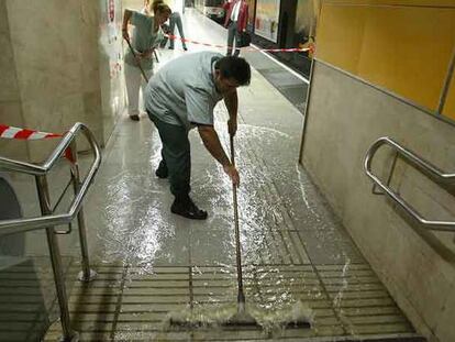 Un reventón anega el metro en Sants