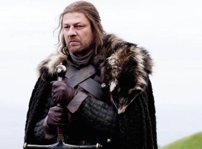 <p>El actor inglés Sean Bean (1959, South Yorkshire) trabajó como soldador en la empresa de su padre antes de decidir que lo suyo era fingir que moría de las formas más variopintas, especialidad que más veces ha acabado repitiendo como actor. Sin embargo, a pesar de que escenificar tantas muertes le ha llevado a perfeccionar la técnica, Bean no lidera la lista de los actores que más veces han perdido la vida en pantalla. Ni siquiera se encuentra en el podio. Pero, si se trata de valorar la muerte que más ha afectado al gran público, entonces sí, Sean Bean se lleva el premio gordo. Muchos fans de 'Juego de tronos' aún no se han recuperado de la cruel decapitación del bueno de Ned Stark, y eso que ocurrió en la primera temporada de la serie.</p> <p><strong>Muertes más memorables.</strong> 'El Señor de los Anillos: la Comunidad del Anillo', 'GoldenEye', 'Cash', 'Juego de patriotas', 'Ni una palabra', 'La isla' o 'Juego de tronos'.</p>