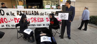 Entierro simulado del sistema de pensiones durante una protesta en Valencia