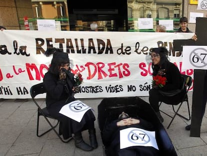 Entierro simulado del sistema de pensiones durante una protesta en Valencia