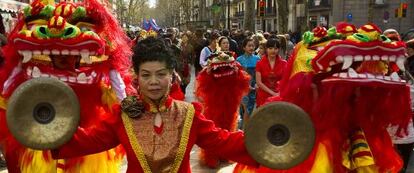 El pasacalles chino recorriendo La Rambla