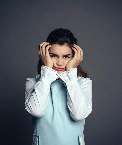 Amaia lleva vestido de George Rech y camisa de Claudie Pierlot.