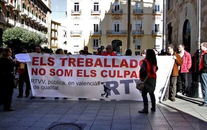 Protesta de trabajadores de RTVV, este viernes, ante el Palau de la Generalitat.