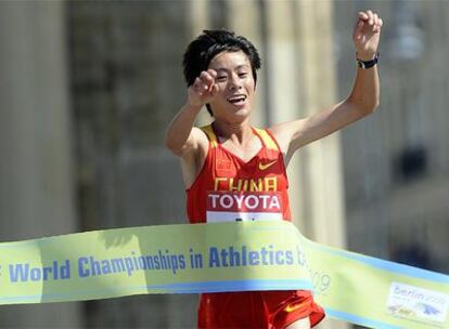 Xue Bai, en el momento de llegar a la meta en el maratón de Berlín.