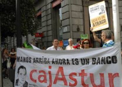 Clientes de Liberbank afectados por la transformación de sus depósitos en participaciones preferentes. EFE/Archivo