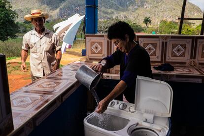 No todos pueden permitirse el lujo de una lavadora. Esta mujer cubana en Viñales lava por todo el barrio. El agua se agrega manualmente.