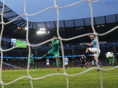 Sergio Ag&uuml;ero, delantero del Manchester City, marc&aacute;ndole un gol al Watford en un partido reciente de la Premier League.