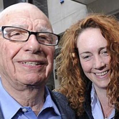 Rupert Murdoch y la consejera delegada de News International, Rebekah Brooks, el 10 de julio de 2011 en Londres.