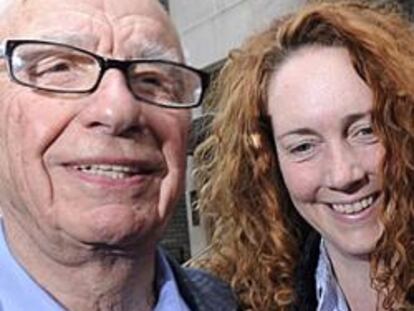 Rupert Murdoch y la consejera delegada de News International, Rebekah Brooks, el 10 de julio de 2011 en Londres.