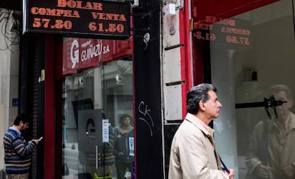 La pizarra de una casa de cambio muestra la cotización del dólar en el centro de Buenos Aires.