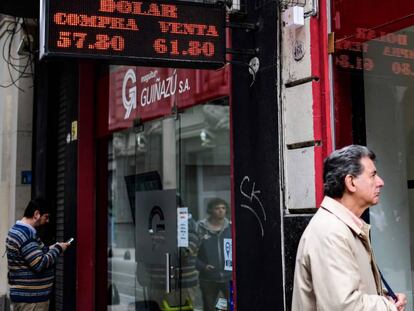 Fachada de uma casa de câmbio mostra a cotação do dólar, no centro de Buenos Aires