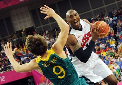 Dellavedova intenta parar a Kobe Bryant.