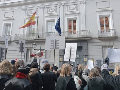 Manifestación de los letrados de la Administración de Justicia a la puerta del ministerio, en la calle San Bernardo, el pasado 24 de enero.