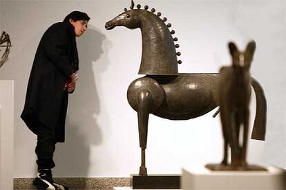Un visitante observa la escultura <i>Grand Cheval</i> (2003), de Jean Marie Fiori, expuesta desde ayer en Bilbao.