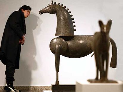 Un visitante observa la escultura <i>Grand Cheval</i> (2003), de Jean Marie Fiori, expuesta desde ayer en Bilbao.