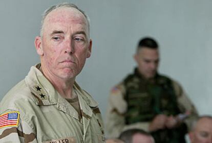 El general Geoffrey Miller, comandante de las prisiones de EE UU en Irak, el miércoles en Abu Ghraib.