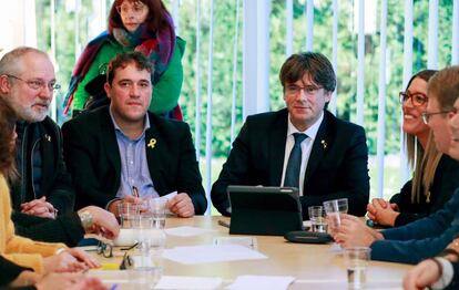 Carles Puigdemont amb el president del PDeCAT, David Bonvehí, l'exconseller Lluís Puig i la vicepresidenta del PDeCAT, Míriam Nogueras.