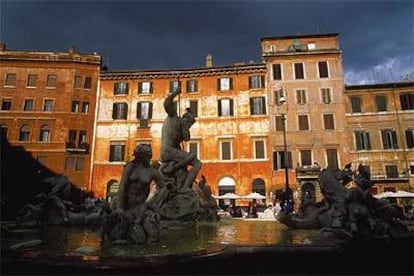 La forma alargada de Piazza Navona conserva la planta del antiguo estadio de Domiciano. Una de sus tres fuentes actuales es la de Neptuno (en la foto).