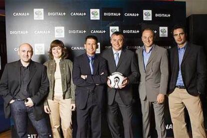De izquierda a derecha, Julio Maldonado, Mónica Marchante, Carlos Martínez, Michael Robinson, Nacho Aranda y Gabi Ruiz, parte del equipo que conducirá el Mundial de Alemania en Digital +.