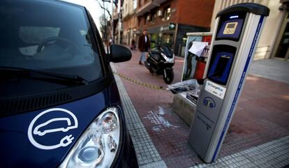 Punto de recarga de vehículos eléctricos en una calle de Madrid.