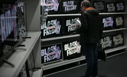Un cliente en la sección de televisores de un Media Markt de Barcelona.
