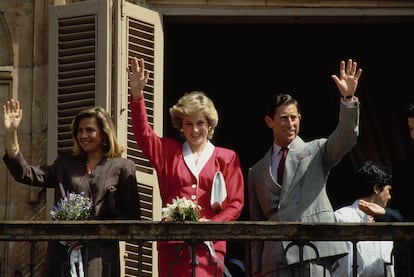 El año 1987 estaría marcado por las dos visitas que los entonces príncipes de Gales, Carlos y Diana, realizaron a España. No tan conocido es el viaje que el matrimonio realizó a Salamanca, donde estuvieron acompañados en todo momento por las infantas Elena y Cristina. Era 23 de abril y, además, festivo en Castilla y León. Llegaron a la ciudad en helicóptero, donde se dieron un baño de multitudes y disfrutaron de una comida en el colegio mayor Fonseca, donde fueron despedidos por una tuna.