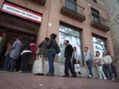 En la foto, un grupo de personas hacen cola en una oficina del INEM en Alcalá de Henares (Madrid). EFE/Archivo