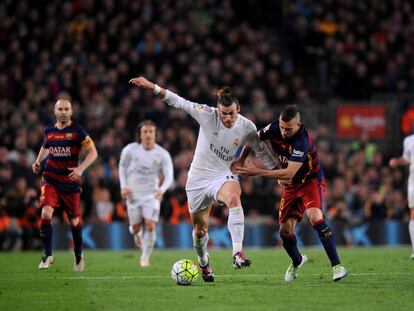 Bale intenta conducir el bal&oacute;n acosado por Alba.