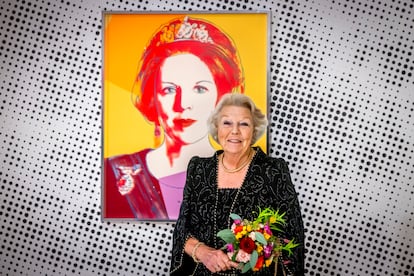 La princesa Beatriz de los Países Bajos inaugura la exposición 'Reinas de Andy Warhol' en el Palacio Het Loo, el 10 de octubre de 2024 en Apeldoorn (Países Bajos).
