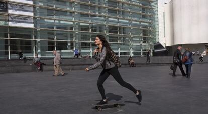 La pla&ccedil;a dels &Agrave;ngels, junto al Macba, uno de los equipamientos culturales de Barcelona.
 