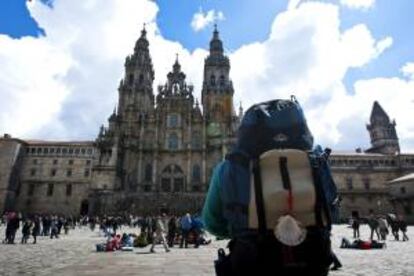 Varios turistas disfrutan en la Plaza del Obradoiro de Santiago de Compostela. EFE/Archivo