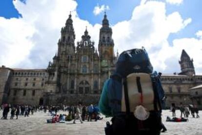 Varios turistas disfrutan en la Plaza del Obradoiro de Santiago de Compostela. EFE/Archivo