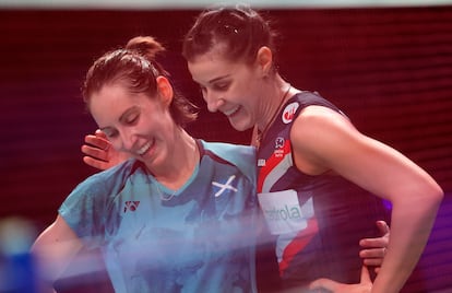 Carolina Marin celebra junto a la finalista Kirsty Gilmour su campeonato de Europa.