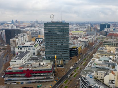 Vista aérea de la popular avenida Tauentzienstrasse, en el barrio Charlottenburg, Berlín, Alemania.