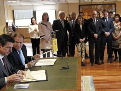 Jos&eacute; Manuel Soria junto a los alcaldes de las ciudades espa&ntilde;olas patrimonio de la humanidad.