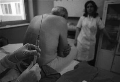 Un paciente, en la unidad del dolor del hospital Doce de Octubre de Madrid en una imagen de archivo.