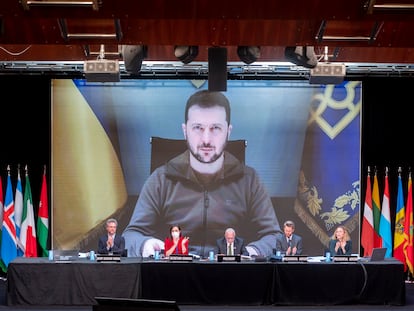 El presidente de Ucrania, Volodímir Zelenski, interviene por videoconferencia ante la Asamblea Parlamentaria de la OTAN reunida en Madrid.