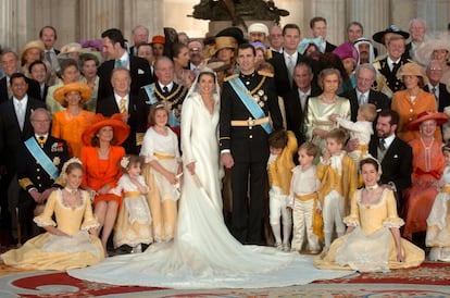 Foto de familia de los Príncipes de Asturias en el Palacio Real tras su enlace matrimonial en la catedral de La Almudena, el 22 de mayo de 2004.