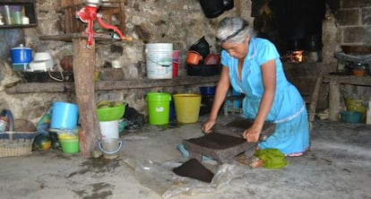 Una mujer muele café en Tonchintlán (Hidalgo, México).