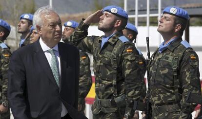 Margallo, durante su visita a las tropas españolas en Líbano.