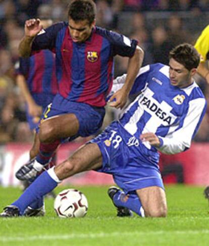 El jugador del Barça Bronckhorst (izq.) disputa un balón con Víctor.