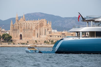 La Catedral, de estilo gótico levantino, vista desde el mar. Se erige sobre las murallas romanas y renacentistas que protegen la ciudad.