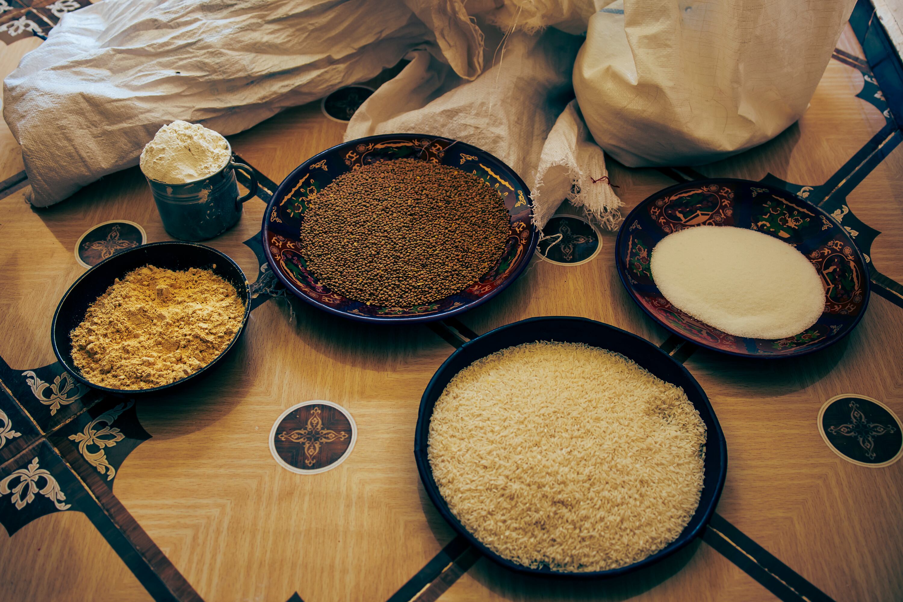 Raciones de comida que reciben los refugiados saharauis en Tinduf (Argelia) para un mes por persona. El Programa Mundial de Alimentos ha recortado las raciones un 30% al no contar con fondos suficientes para mantener la compra y distribución de la canasta básica que repartía, cuyos productos se han encarecido por la inflación. 