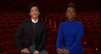 John Cho e Issa Rae durante el anuncio a los nominados a los premios Oscar.